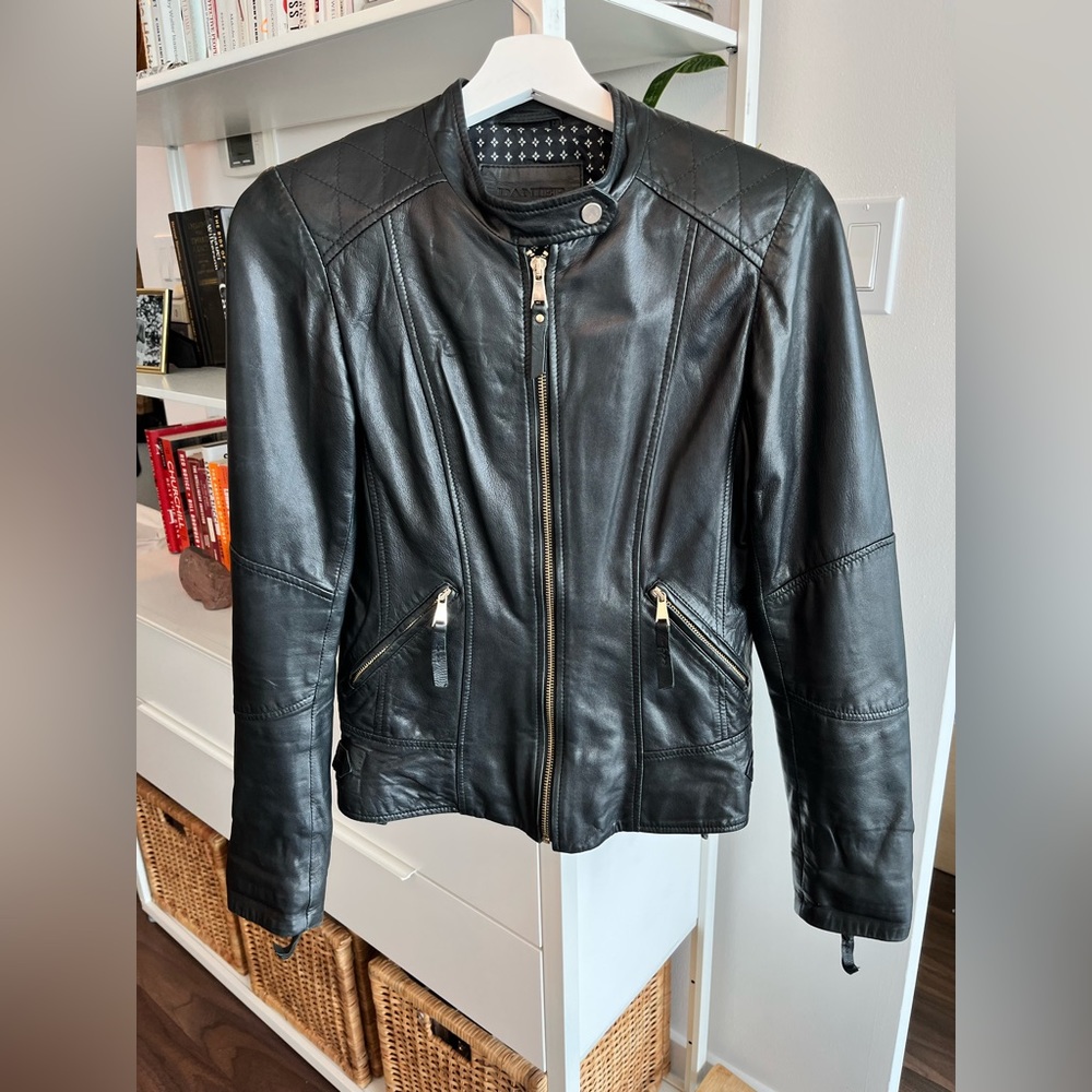 Perfect Condition Women’s Black Danier Leather Jacket w Gold Zippers, Size 2XS